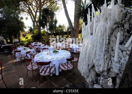 Grande scultura di cera luce nel giardino di Marbella Club Foto Stock