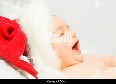 Baby boy ridere in santas hat Foto Stock