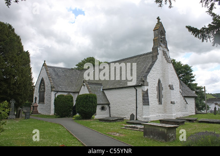 St Digain la Chiesa ha un antico yew nella sua motivazione Foto Stock