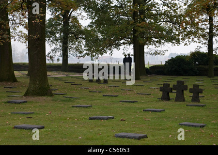 Croci e tombe in un tedesco la guerra mondiale I cimitero, Ypres, Belgio Foto Stock