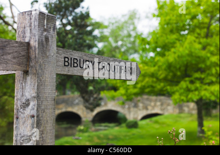 Cartello che puntano a Bibury allevamento di trote Bibury GLOUCESTERSHIRE REGNO UNITO Foto Stock