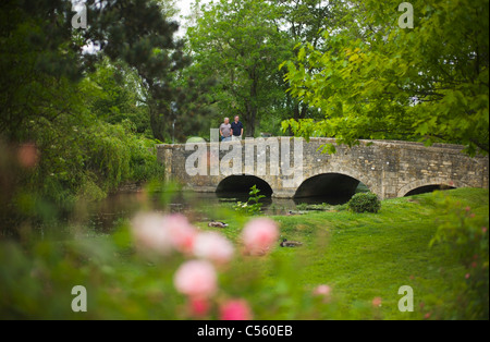 Ponte sul Fiume Coln Bibury GLOUCESTERSHIRE REGNO UNITO Foto Stock