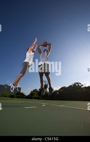 Jump shot outdoor due su due gioco di basket di essere difeso Foto Stock