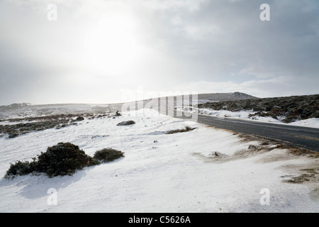 Dartmoor in Snow vicino a Saddle Tor con Main Highway, Devon, Inghilterra, Gran Bretagna Foto Stock