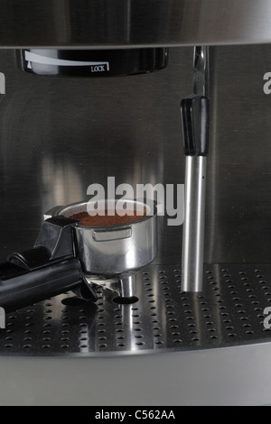 Portafiltro o portafilter casa espresso expresso maker riempito con caffè appena macinato e lancia vapore Foto Stock