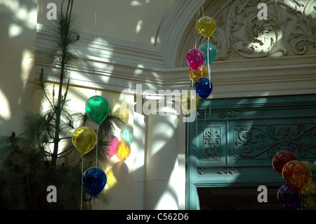 Palloncini getta un ombra sul muro del Bellagio Hotel conservatorio in Las Vegas, Nevada. Foto Stock