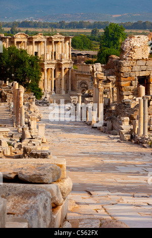 Pavimentata in marmo Street di Curetes con la Biblioteca di Celso al di là in antiche Efeso, vicino a Selcuk Turchia Foto Stock