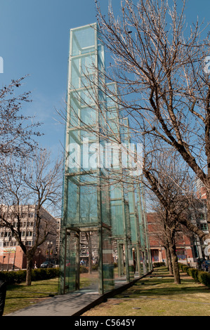 Il Memoriale dell'Olocausto nel centro cittadino di Boston. Torri di vetro sono incisi i nomi delle vittime. Foto Stock