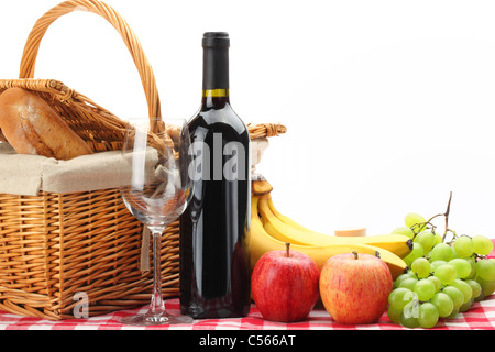 Cesto per pic-nic con cibo sano e vino su sfondo bianco. Foto Stock