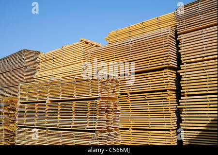 La catasta di pannelli in deposito di legname Foto Stock