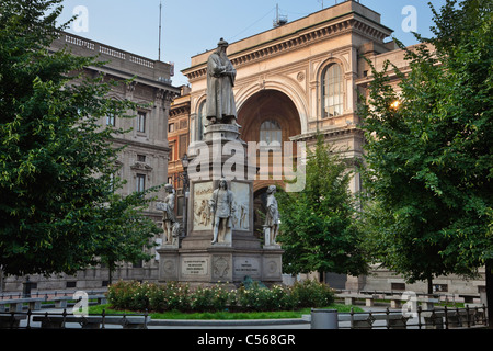 Leonardo da Vinci un monumento in Milano, Italia Foto Stock