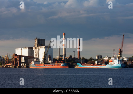 Navi sotto carico nella riga del porto di mare Foto Stock