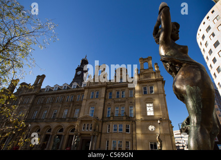 Ninfa statue al di fuori del vecchio ufficio postale edificio quadrato della città di Leeds. Foto Stock