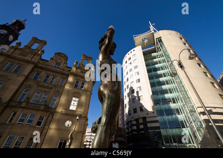 Ninfa statue al di fuori del vecchio ufficio postale edificio quadrato della città di Leeds. Foto Stock