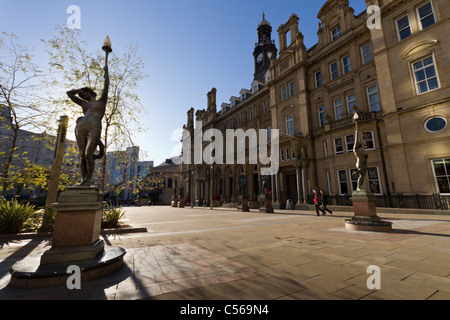 Ninfa statue al di fuori del vecchio ufficio postale edificio quadrato della città di Leeds. Foto Stock