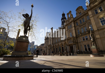 Ninfa statue al di fuori del vecchio ufficio postale edificio quadrato della città di Leeds. Foto Stock