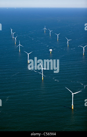 I Paesi Bassi, IJmuiden, vista aerea di turbine eoliche parco chiamato Windpark Offshore Egmond aan Zee o Princess Amalia. Foto Stock
