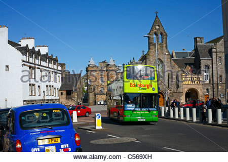 Tour in autobus a Canongate con vista della Queens Gallery e del Palazzo di Holyrood House, Edimburgo, Scozia Foto Stock