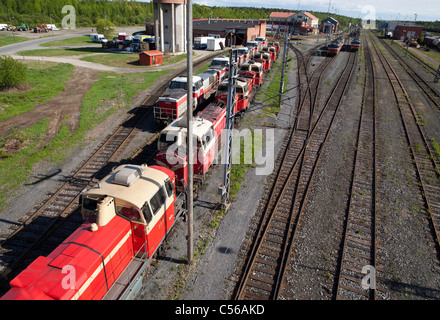 Vecchio diesel finlandese locomotive elettriche al deposito ferroviario , Oulu, Finlandia Foto Stock