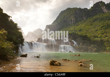 Banyue o divieto di cascata gioc sull'vietnamita del nord e sud del confine cinese, una popolare località turistica Foto Stock