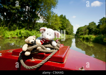 I giocattoli arrivarono anche: Persone che si divertirono sulle navigazioni del fiume Wey vicino a Godalming, Surrey, Regno Unito Foto Stock