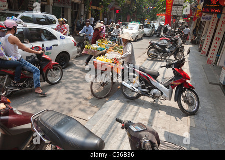 Hanoi Vietnam street scene, la strada dei negozi con venditori, commercianti Foto Stock