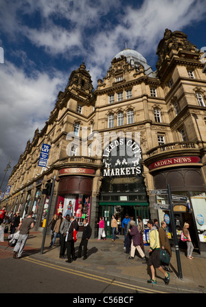 Leeds Kirkgate Market è il più grande mercato coperto in Europa. È aperto per la prima volta nel 1822 come un mercato all'aperto. Foto Stock