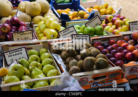 La frutta e la verdura in un greco negozio di frutta Foto Stock