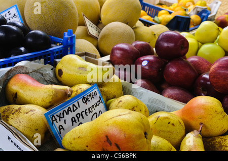 La frutta e la verdura in un greco negozio di frutta Foto Stock