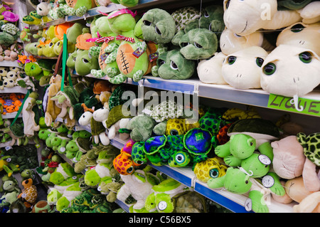 Scaffali dei giocattoli imbottiti in forma di tartarughe di mare sull'isola greca di Zante Foto Stock