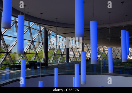 Interno luci blu alla nuova convenzione di Ottawa centro con vista degli edifici del parlamento europeo attraverso il vetro Foto Stock