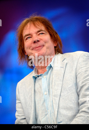 Violoncello virtuoso Julian Lloyd Webber parlando al 2011 Llangollen International Musical Eisteddfod Foto Stock