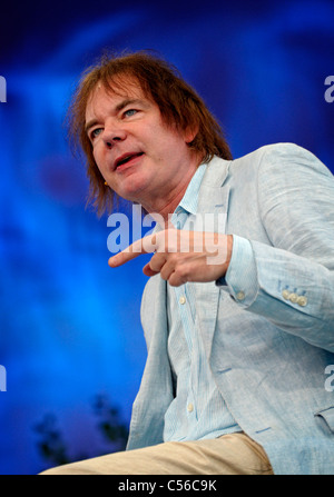 Violoncello virtuoso Julian Lloyd Webber parlando al 2011 Llangollen International Musical Eisteddfod Foto Stock