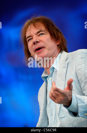 Violoncello virtuoso Julian Lloyd Webber parlando al 2011 Llangollen International Musical Eisteddfod Foto Stock