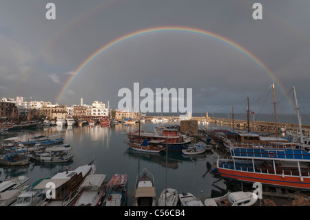 Le barche e il porto sotto l'arcobaleno, Kyrenia, Girne, la parte settentrionale di Cipro Foto Stock