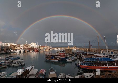 Le barche e il porto sotto l'arcobaleno, Kyrenia, Girne, la parte settentrionale di Cipro Foto Stock