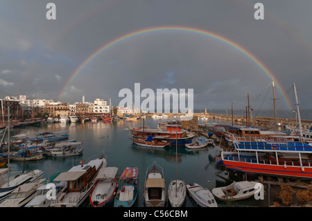 Le barche e il porto sotto l'arcobaleno, Kyrenia, Girne, la parte settentrionale di Cipro Foto Stock