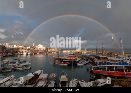 Le barche e il porto sotto l'arcobaleno, Kyrenia, Girne, la parte settentrionale di Cipro Foto Stock