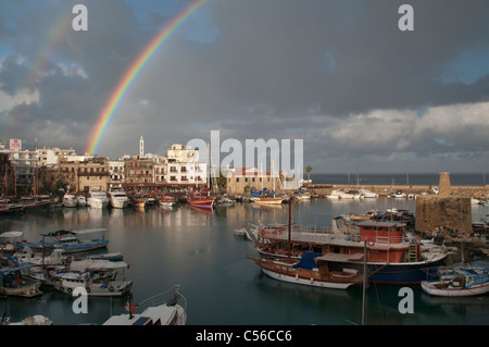 Le barche e il porto sotto l'arcobaleno, Kyrenia, Girne, la parte settentrionale di Cipro Foto Stock