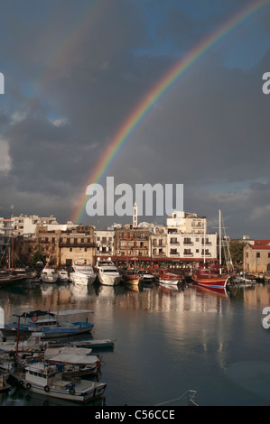 Le barche e il porto sotto l'arcobaleno, Kyrenia, Girne, la parte settentrionale di Cipro Foto Stock