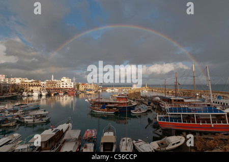 Le barche e il porto sotto l'arcobaleno, Kyrenia, Girne, la parte settentrionale di Cipro Foto Stock