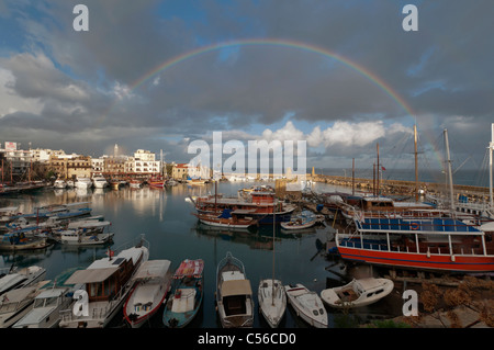 Le barche e il porto sotto l'arcobaleno, Kyrenia, Girne, la parte settentrionale di Cipro Foto Stock