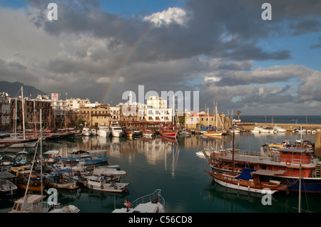 Le barche e il porto sotto l'arcobaleno, Kyrenia, Girne, la parte settentrionale di Cipro Foto Stock