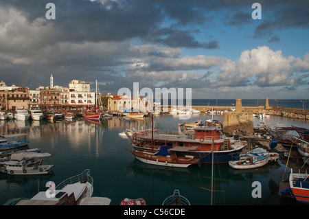 Le barche e il porto sotto l'arcobaleno, Kyrenia, Girne, la parte settentrionale di Cipro Foto Stock