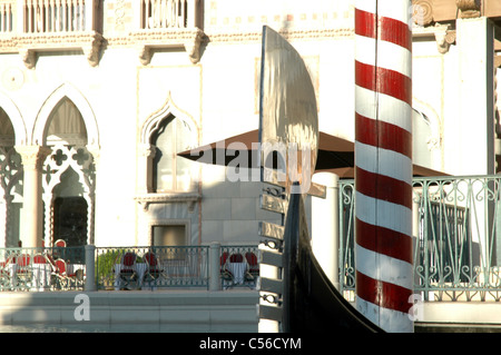 Il fero sulla prua di un tradizionale gondola è uno di soltanto due pezzo di metallo sulla barca di legno. Foto Stock