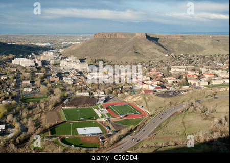 Golden, Colorado con Colorado School of Mines " campi di atletica. Coors Brewery, Sud Table Mountain e Castle Rock nel retro. Foto Stock