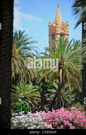 Il Campanile della Palermo Cattedrale vista da.Piazza della Vittoria Foto Stock