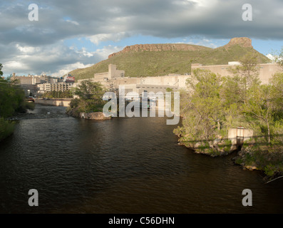 Coors Brewery, Clear Creek e castello di roccia in Golden, Colorado Foto Stock