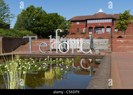 Statua di Thomas Telford poggiando sulla parola Telford cast in acciaio Foto Stock