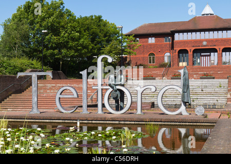 Statua di Thomas Telford poggiando sulla parola Telford cast in acciaio Foto Stock